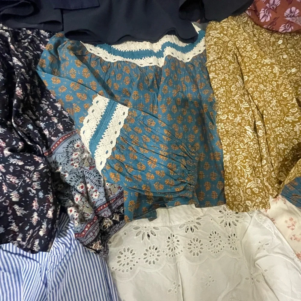 Assorted 16 Women's Blouses Collection - Picture 8 of 16